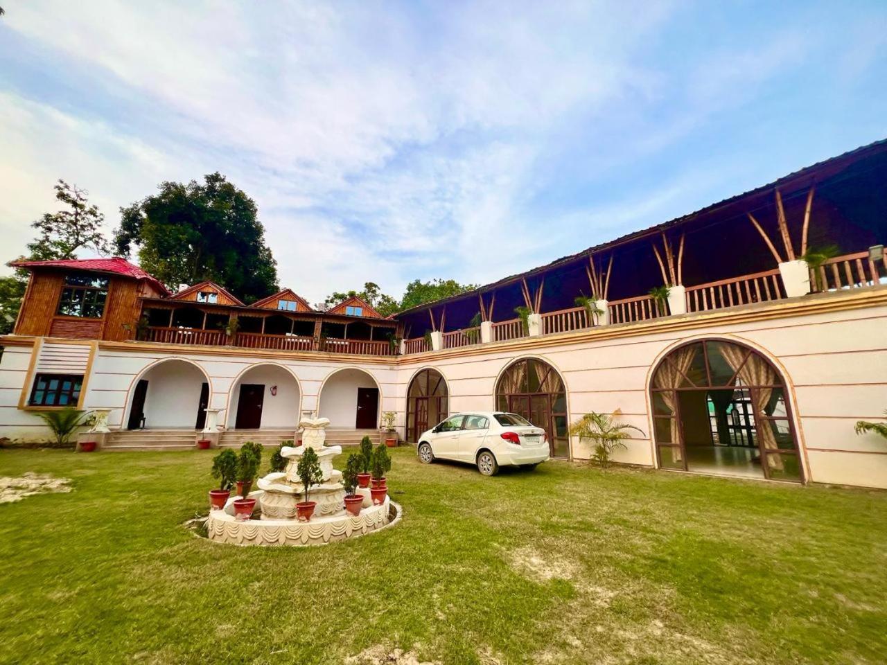 Sakri East La Pahi Palace- Banquet And Resort מראה חיצוני תמונה