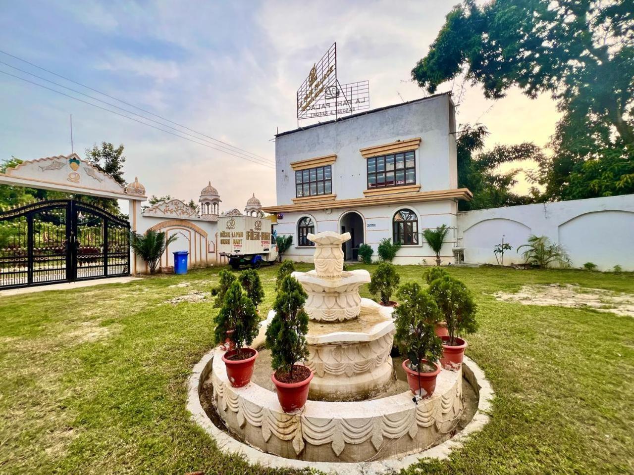 Sakri East La Pahi Palace- Banquet And Resort מראה חיצוני תמונה