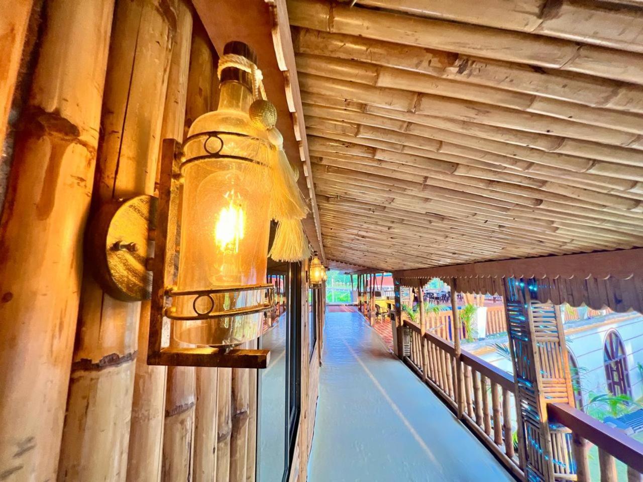 Sakri East La Pahi Palace- Banquet And Resort מראה חיצוני תמונה