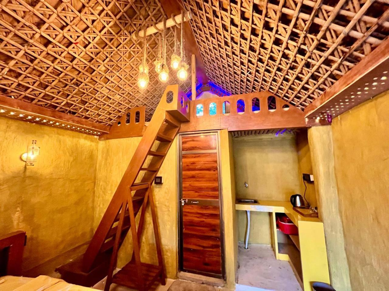 Sakri East La Pahi Palace- Banquet And Resort מראה חיצוני תמונה
