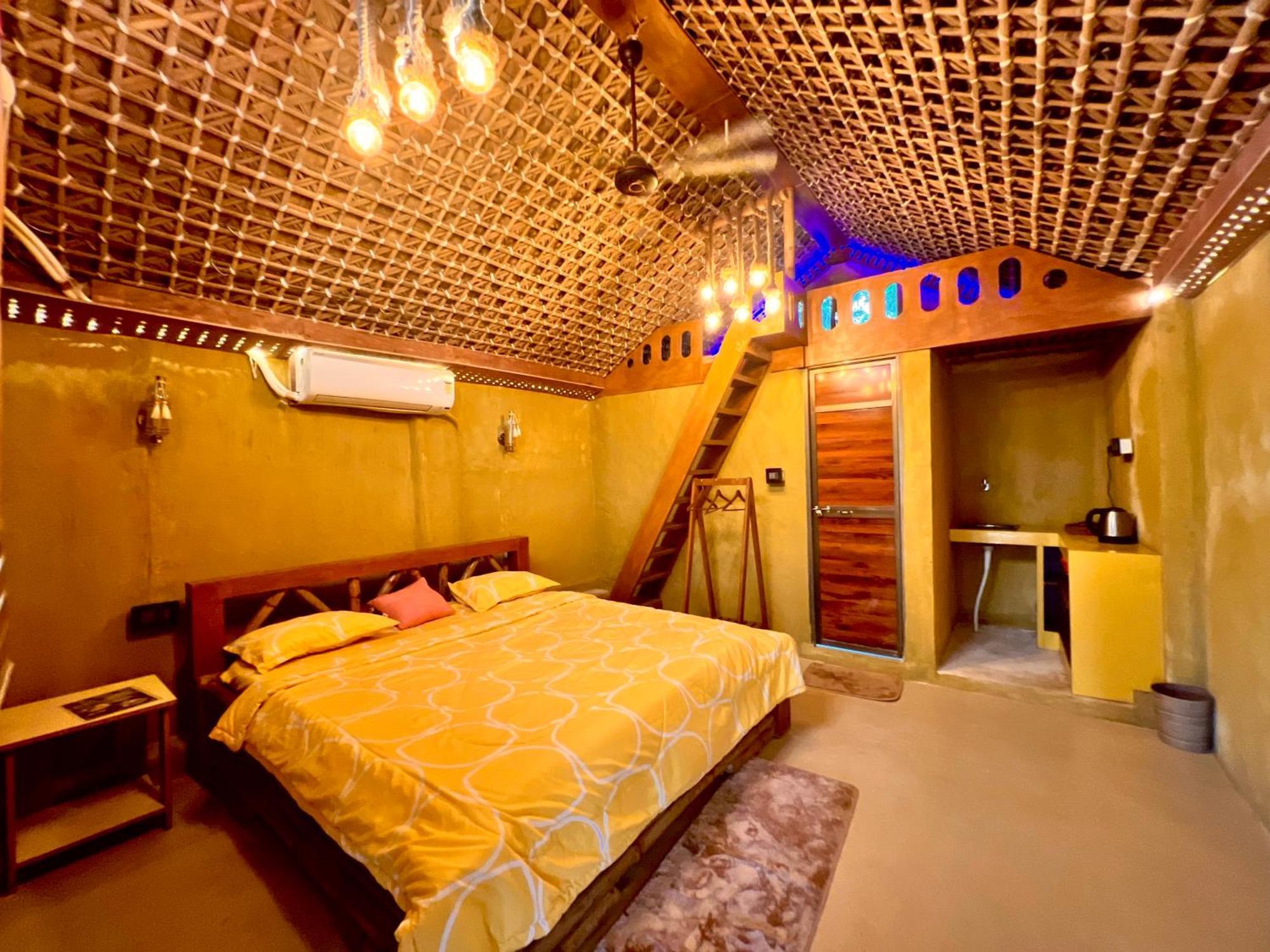 Sakri East La Pahi Palace- Banquet And Resort מראה חיצוני תמונה